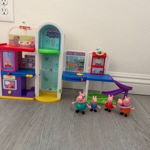 Peppa Pig Shopping Mall Playset with Figures Working Elevator